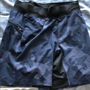 Men’s small blue camo lulu linerless shorts